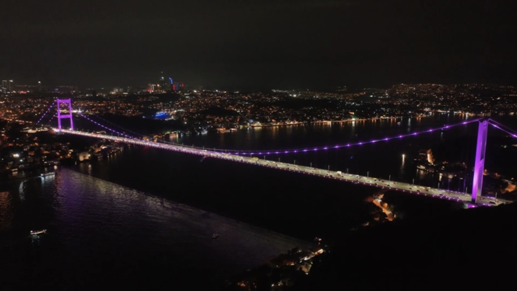 İstanbul’un iki köprüsü farkındalık için aydınlatıldı