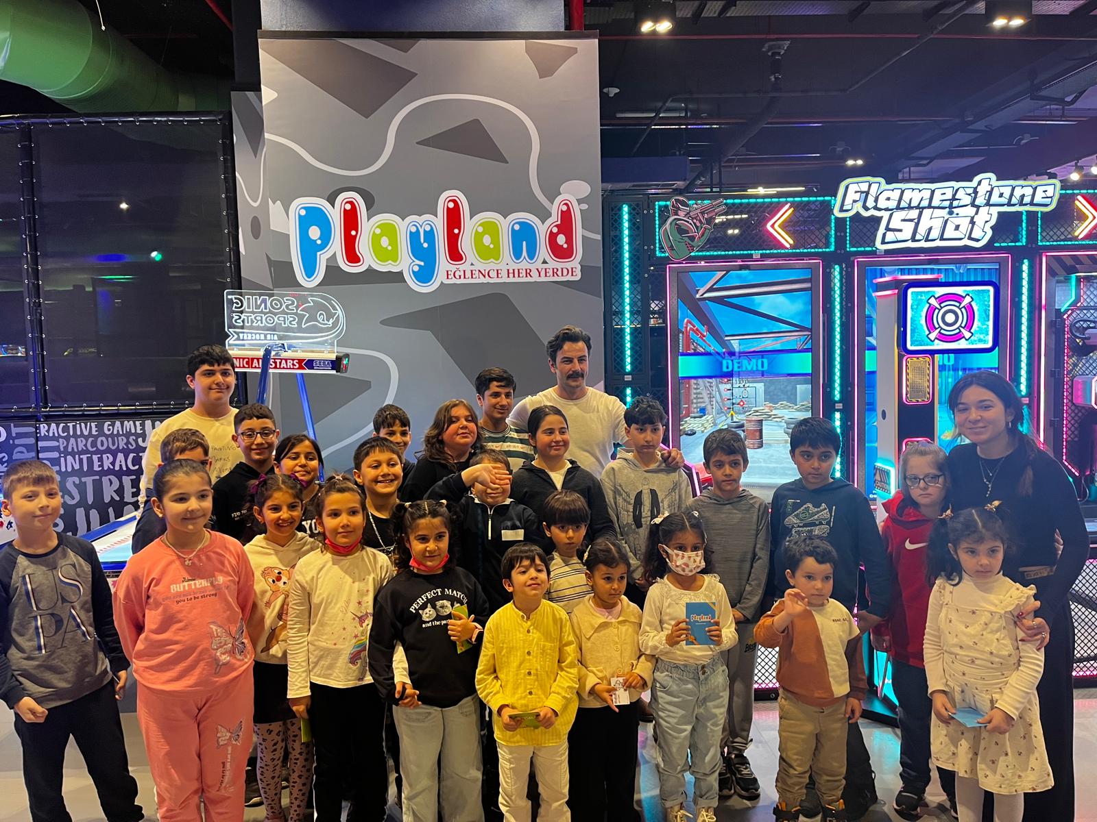 Ünlü oyuncular Gökberk Demirci ve Murat Aygen, çocuklarla Playland’de Buluştu