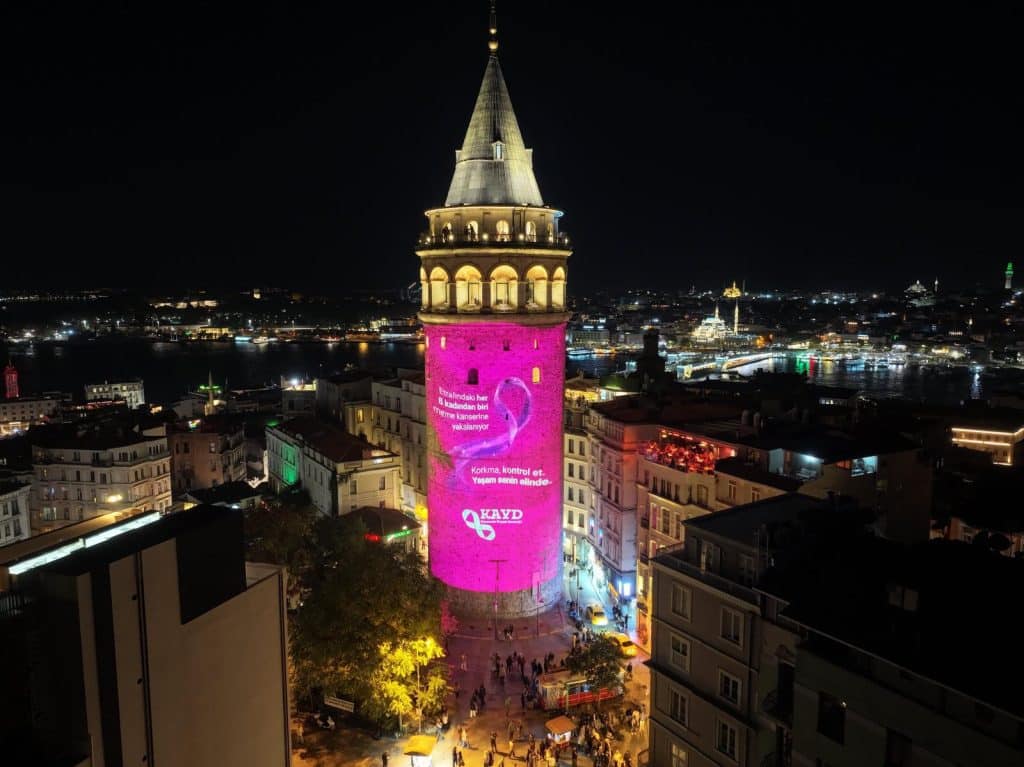 Meme kanseri farkındalığı için pembe ışıkla aydınlatılan Galata Kulesi