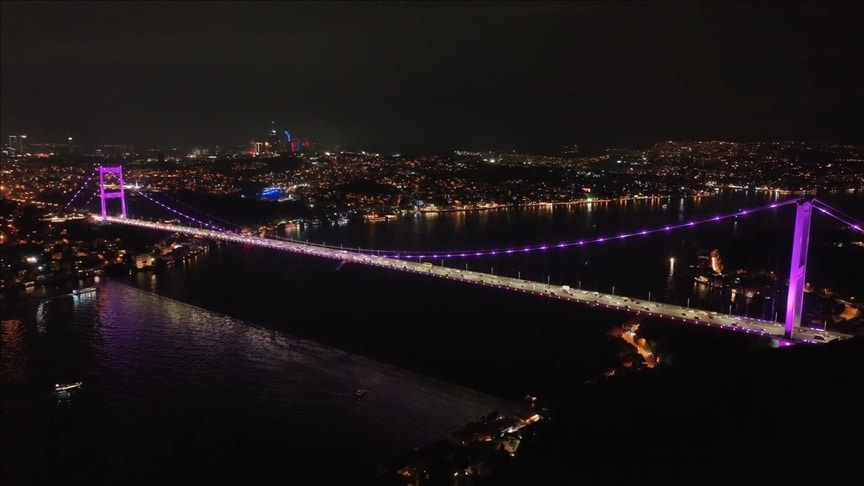 İstanbul’un iki köprüsü meme kanseri farkındalığı için aydınlatıldı